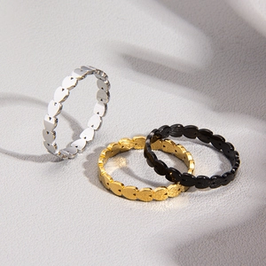 Set di tre anelli con cuori traforati nei colori argento, oro e nero in acciaio inox