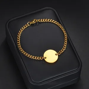 Bracelet chaîne gourmette dorée avec breloque ronde polie et fermoir mousqueton
