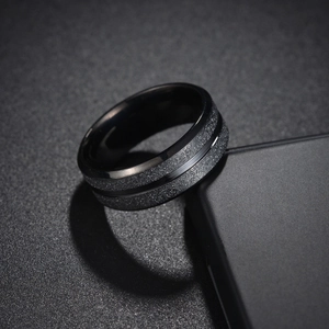 Macro di anello da uomo nero da 8mm con trama opaca stellata e scanalatura centrale