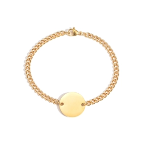 Bracelet chaîne gourmette dorée minimaliste avec une plaque ronde polie pour la gravure