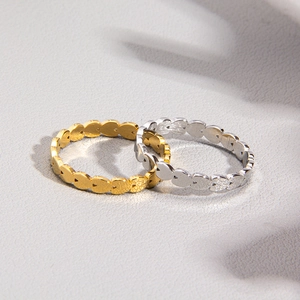 Set di anelli minimalisti a cuore in oro e argento con finitura in metallo spazzolato