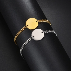 Bracelets gourmette en or et argent polis avec plaques rondes sur des socles noirs