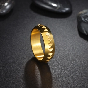 Anello ingranaggio dorato cyberpunk con motivi geometrici su una superficie spazzolata