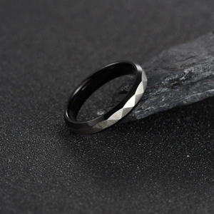 Bague géométrique de 6mm en acier inoxydable noir avec finition brossée et facettée