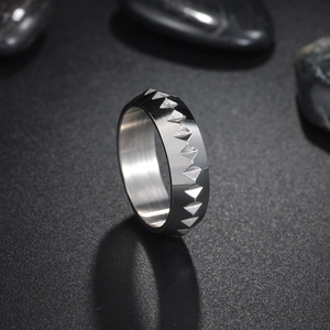 Anello da uomo stile cyberpunk in acciaio inossidabile con incisioni geometriche