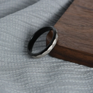 Bague en Acier Inoxydable Géométrique Facettée pour Hommes Femmes Bicolore Argent Noir Design Individuel Minimaliste Bijoux
