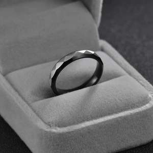 Bague géométrique noire de 6mm à facettes présentée dans un écrin à bijoux en velours