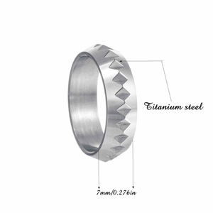 Dettaglio di un anello a ingranaggio da 7mm in acciaio al titanio con motivi geometrici