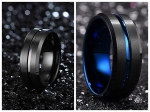 Détail de la bague pour homme en acier noir brossé avec rainure et intérieur bleus