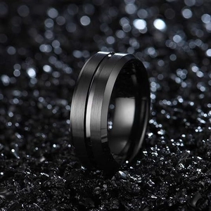 Vue détaillée d'une bague noire mate pour homme avec rainure argentée polie et bords biseautés