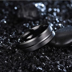 Bague rotative minimaliste pour homme en acier inoxydable noir mat avec rainure polie