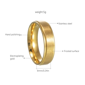 Vue détaillée de la bague en acier inoxydable doré mat de 6mm avec bords polis