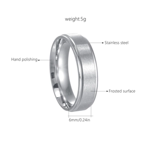 Détail d'une bague de 6mm en acier inoxydable brossé avec intérieur poli à la main