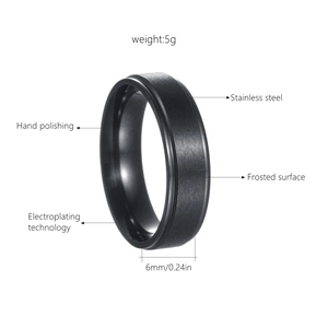 Détail d'une bague de 6mm en acier inoxydable noir avec surface mate et polissage manuel