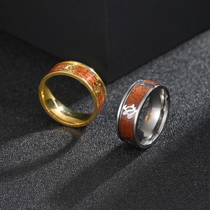 Bague pour hommes avec incrustation en bois et motif tortue, bords en métal poli chic