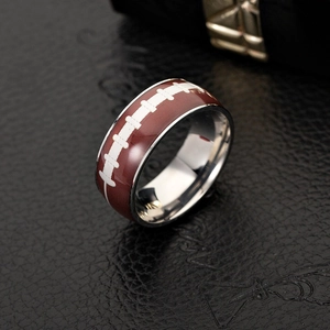 Dettaglio dell'anello da football americano da 8mm con texture in pelle e interno argento