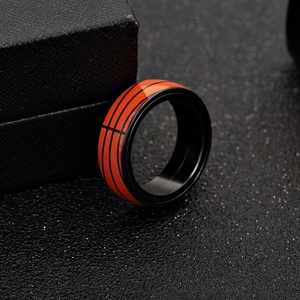 Détail d'une bague de sport avec motif de basket-ball et finition noire mate