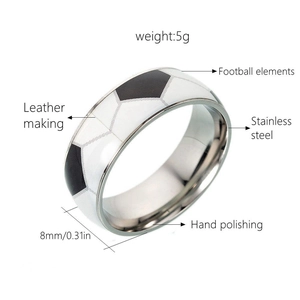 Dettaglio dell'anello da calcio in acciaio inossidabile da 8mm con motivo a pallone nero e bianco