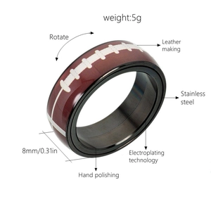 Détail de la bague rugby rotative de 8mm en acier inoxydable avec texture marron et couture