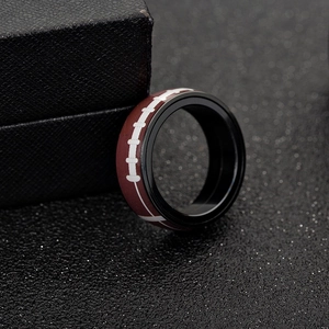 Détail macro d'une bague rotative de football américain avec texture brune et coutures