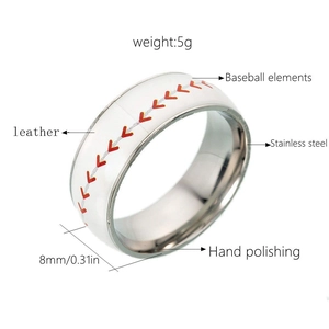 Dettaglio dell'anello baseball da 8mm con cuciture rosse e finitura in acciaio lucido