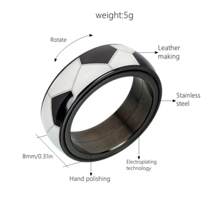 Détail de la bague de football rotative de 8 mm en acier inoxydable poli et cuir