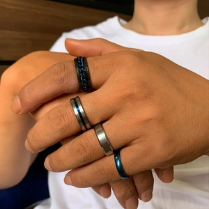 Set aus vier Herrenringen aus Titanstahl in Schwarz Silber und Blau mit modernem Design