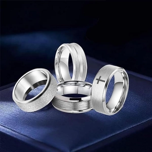 Ensemble de 4 bagues en acier titane pour hommes avec finitions brossées et croix gravée