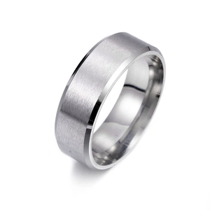 Herren-Ring-Set aus silbernem Titanstahl mit gebürsteter Oberfläche und abgeschrägten Kanten