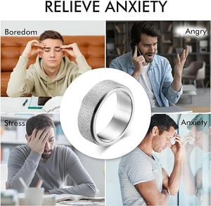Bague anti-anxiété avec finition argent sablé et détail de la bande rotative centrale
