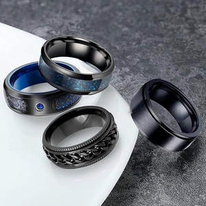Détails des bagues pour hommes en acier noir avec carbone bleu et texture de chaîne