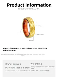 Detaillierter 6mm Titanstahlring mit Hammerschlag-Finish in Gold und Holzeinlage