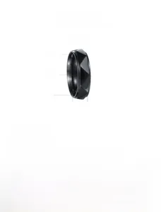 Dettaglio dell'anello geometrico nero da 6 mm in acciaio al titanio con finitura a specchio
