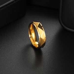 Anello di coppia in acciaio al titanio dorato sfaccettato con finitura a specchio lucida