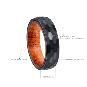 Detailansicht eines 6 mm Titanstahlrings mit gehämmertem schwarzem Finish und Holzeinlage