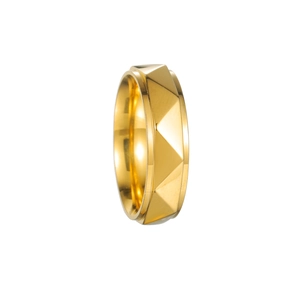 Dettaglio dell'anello d'oro sfaccettato geometrico con bordi a piramide 3D lucidi