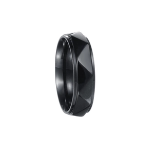 Dettaglio dell'anello geometrico nero sfaccettato in titanio con superfici riflettenti
