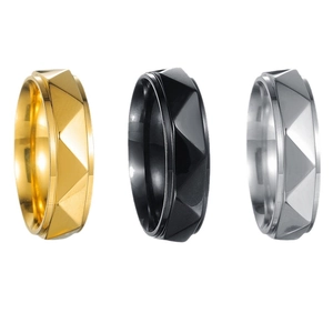 Anelli geometrici in acciaio al titanio lucidato nelle finiture oro, argento e nero
