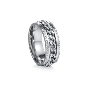 Détail d'une bague rotative en acier titane argenté avec chaîne cubaine et bords crantés