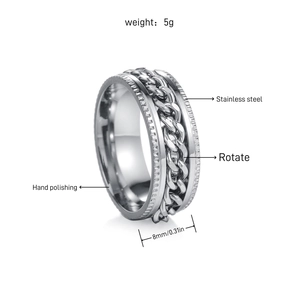 Vue détaillée d'une bague rotative de 8mm en acier argenté avec motif chaîne Cubaine