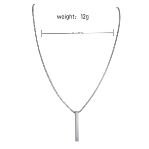 Détail du collier hip hop de 45 cm avec pendentif rectangulaire, poids 12 g