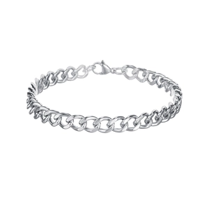 Détail du bracelet gourmette en acier inoxydable poli avec un fermoir mousqueton sûr