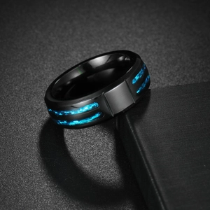 Anillo de acero de titanio negro para hombre con incrustaciones de fibra de carbono azul