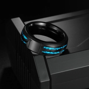 Anillo de hombre en acero de titanio negro con doble incrustación de fibra de carbono azul