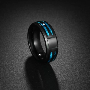 Anillo de hombre en acero de titanio negro con incrustación de fibra de carbono azul