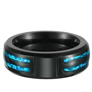 Anillo de hombre en acero de titanio negro con incrustaciones de ópalo azul y acabado cepillado