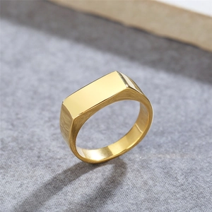 Anello con sigillo quadrato da 7 mm in acciaio al titanio dorato e lati spazzolati