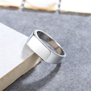 Anello a sigillo quadrato da 7 mm in acciaio inossidabile argento lucido dal design minimalista