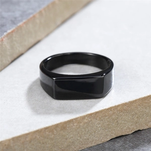 Anello con sigillo quadrato da 7mm in acciaio al titanio nero con finitura lucida