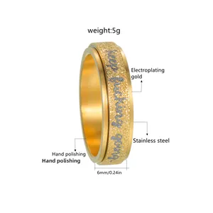 Detailansicht 6mm drehbarer Goldring aus Edelstahl mit Keep fucking going Gravur im Fokus